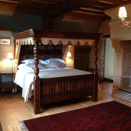 Le Vieux Chateau B&B לינה וארוחת בוקר